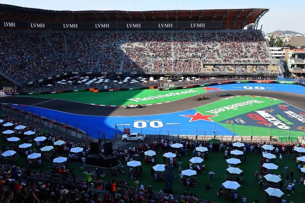 Cars navigating the Foro Sol stadium complex with grandstands surrounding the tight turns